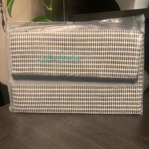 City Slim Clutch - Crosshatch Raffin - Picture 2 of 5